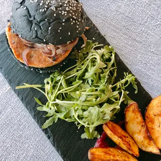 Hambúrguer Artesanal de Salmão em (pão) caco de tinta de choco (a partir das 12h00)