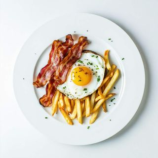 Plato De Huevos Fritos Con Patatas Y Bacon