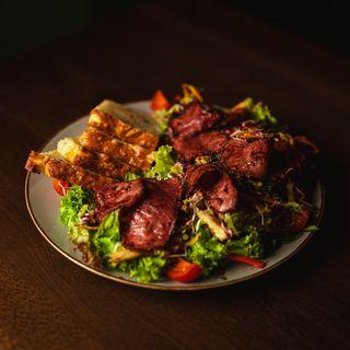 Sałatka z grillowanym rostbefem 