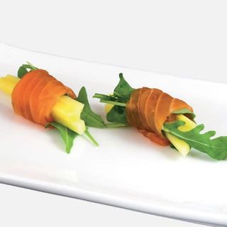 113. Sashimi roll de salmón (3 piezas)