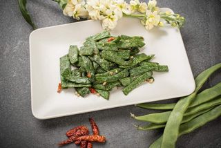 S52 Taccole saltate con peperoncini rossi, sale e pepe