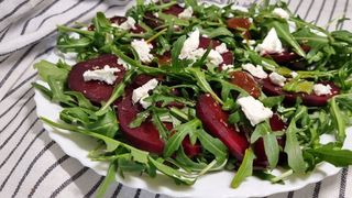 Салат "Руккола" с красной свеклой и сузмо