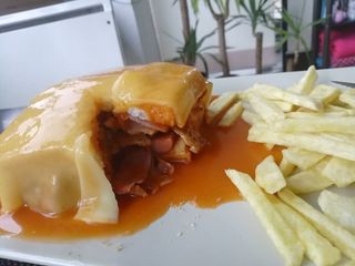  Francesinha Kebab com Batata Frita