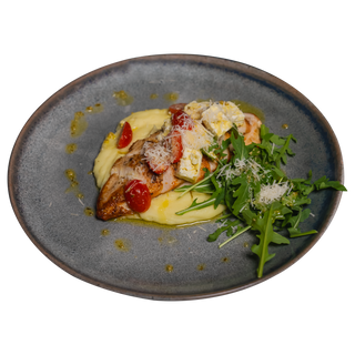 PIEPT DE PUI SERVIT ALATURI DE SALATA CAPRESSE SI MOUSSELINE DIN CARTOFI 180/200/50 g