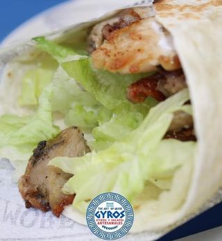 Enrollado de pollo con queso feta