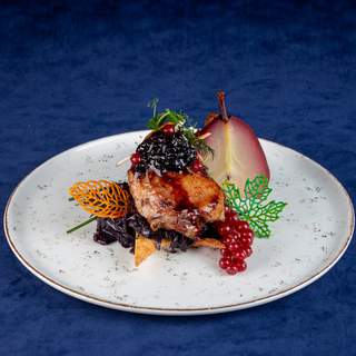 PULPA DE RAŢĂ CU VARZĂ ROȘIE CROCANTĂ ȘI PERE ÎN SOS DE VIN