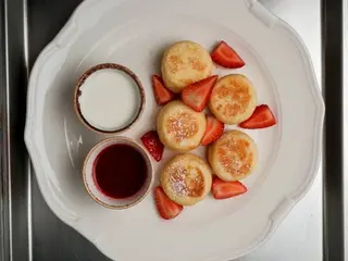 Сирники з соусом на вибір та лимонною сметаною (280g)