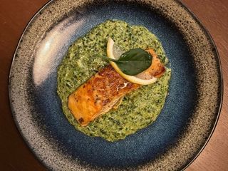 Філе Лосося  з шпинатом (280g)