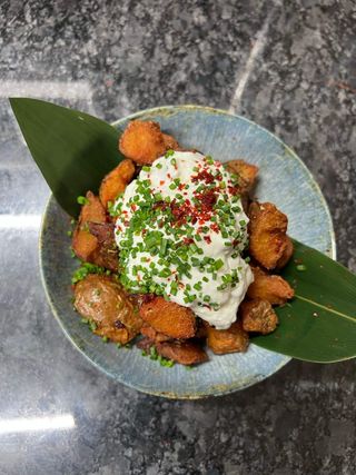 Cartofi zdrobiți cu brânză, pătrunjel şi chilli