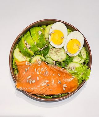 Salata s dimljenim lososom