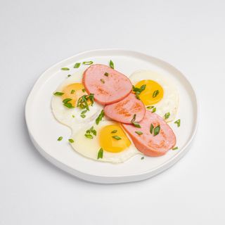 Глазунья с колбаской