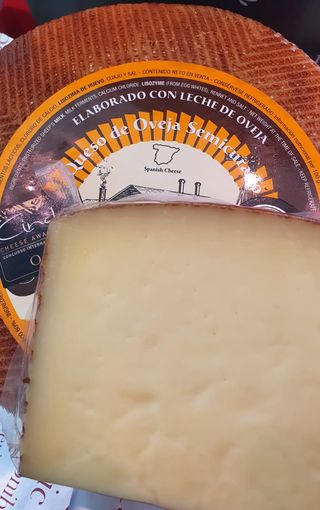 CUÑA DE QUESO PURO DE OVEJA SEMICURADO 