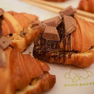 Croissant  Relleno de Kit Kat (Delivery)