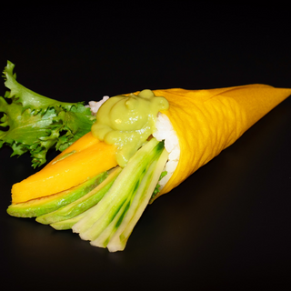 106. Temaki vegetal(mango,aguacate y pepino)(1u)