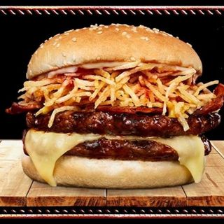 Hamburguesa Duomos Doble Ranchera con bebida 330 ml y patatas clásicas.