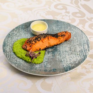 Somon în crustă de susan