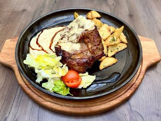 Стейк Дофіне з картоплею та грибним соусом 400г