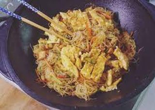 160. Spaghetti di riso con pollo