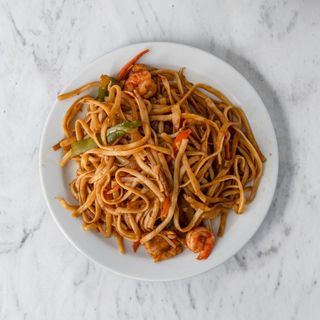 Makaron sojowy smażony z krewetkami