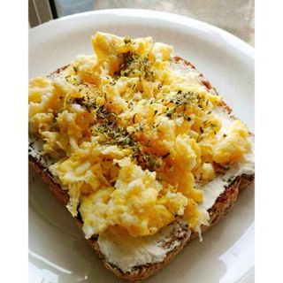 Huevos Revueltos Con Queso Y Pan Tostado