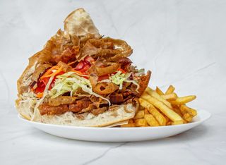Panino kebab con patatine