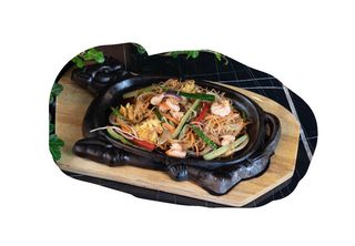 212 Spaghetti di riso con uovo, gamberi e verdure miste