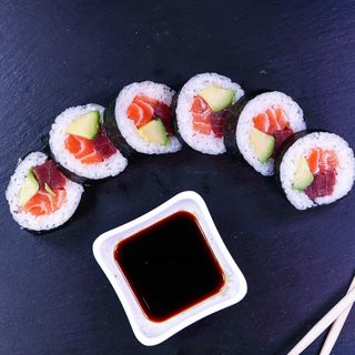 Футомаки сьомга, тон и авокадо (170г)