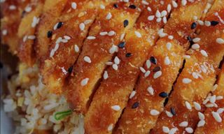 Arroz con pollo crujiente y salsa teriyaki