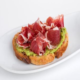 Tosta De Aguacate Y Paletilla Ibérica