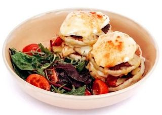 Яйця пашот з куркою на подушці з панкейків