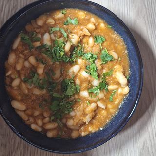 Fasole cu bacon si carnati