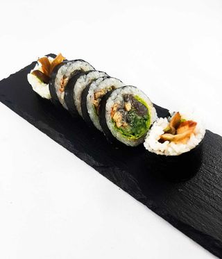 12.Futomaki z grillowanym węgorzem i warzywami 6szt.