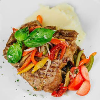 Т-бон стейк с жаренным салатом из цуккини