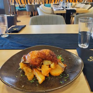 Пилешко бутче с картофи (400гр.)