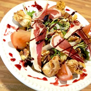 Ensalada de saquitos de queso de cabra