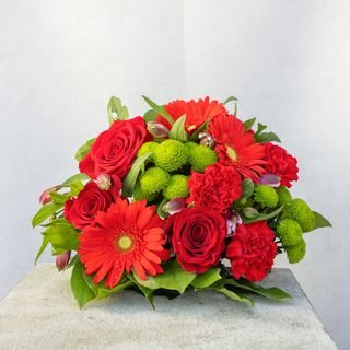 Bukiet kwiatów o kolorystyce czerwonej