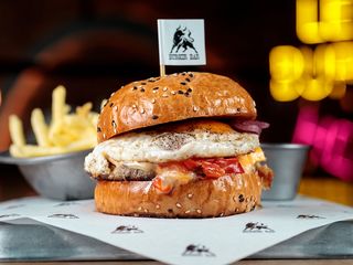 Бургер з яловичою котлетою, яйцем та картоплею фрі (350/65g)