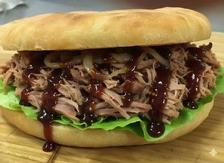 Pulled pork, lattuga, cipolla caramellata e salsa BBQ