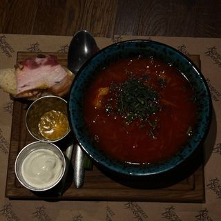 Борщ український з салом та сметаною (300г)