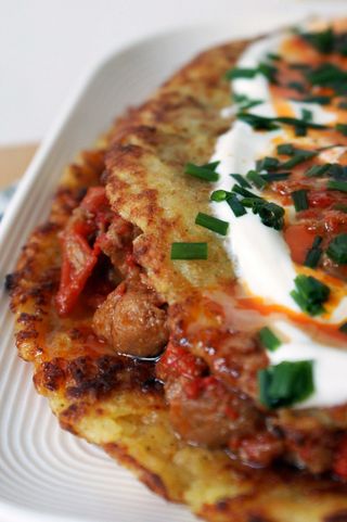 PLACKI PO WĘGIERSKU Z GULASZEM WOŁOWYM