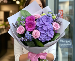 Buchet hortensie lila, trandafiri și gerbera