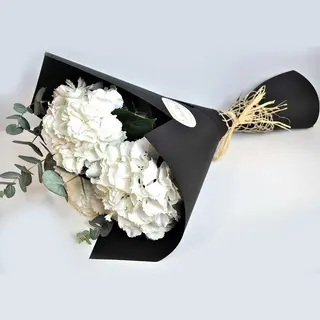 Buchet din 3 hortenzii albe cu eucalipt decorate in hartie neagra