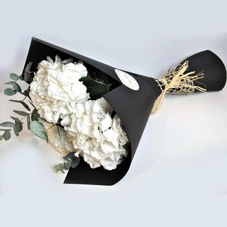 Buchet din 3 hortenzii albe cu eucalipt decorate in hartie neagra