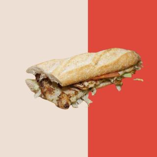 Bocadillo De Pollo con patatas fritas pequeñas