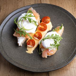 Huevos Pachot Con Salmón Servido En Tostadas