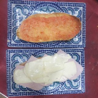 Tostada de tomate pavo y queso fundido 