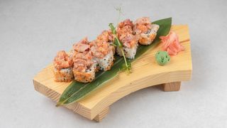 Uramaki kamar w panko, awokado i tatar z łososia