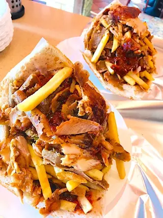 7. Kebab w bułce z karkówką- Frytas (Mega)