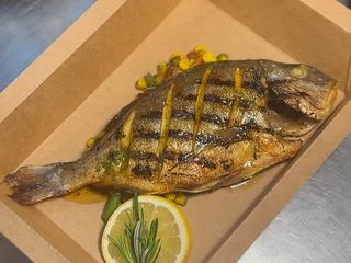 Дорада на овочевому асорті (1 шт~400г)