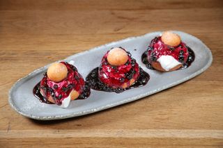 Papanasi cu smantana si dulceata